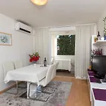 شقة Nina